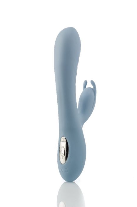 Con un doppio motore, tre velocità e sette modalità di vibrazione, il lussuoso vibratore per conigli in silicone liquido extra setoso stimola sia il punto G all'interno del canale vaginale che il clitoride.