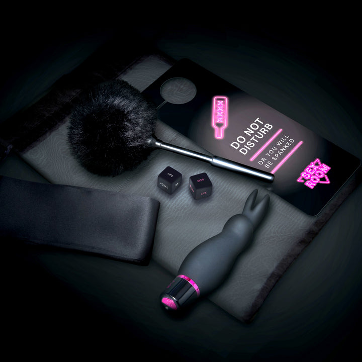 Set Erotico 'Sex Room Raunchy Kit': Incluso un Avanzato Stimolatore Clitorideo con 10 Modalità di Vibrazione, Ricaricabile via USB, Accompagnato da un Sensuale Piumino, Dadi Erotici per Giochi di Coppia e una Elegante Benda in Raso